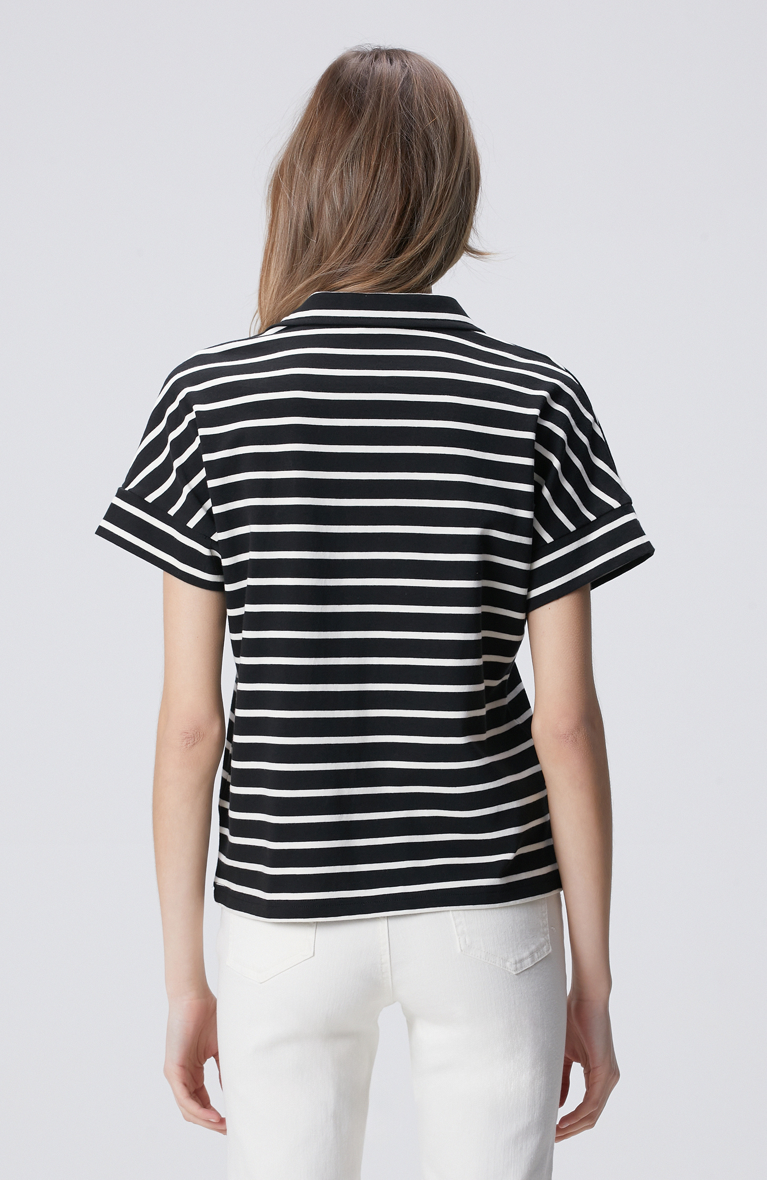 Siyah Kırık Beyaz Aksesuar Detaylı T-shirt