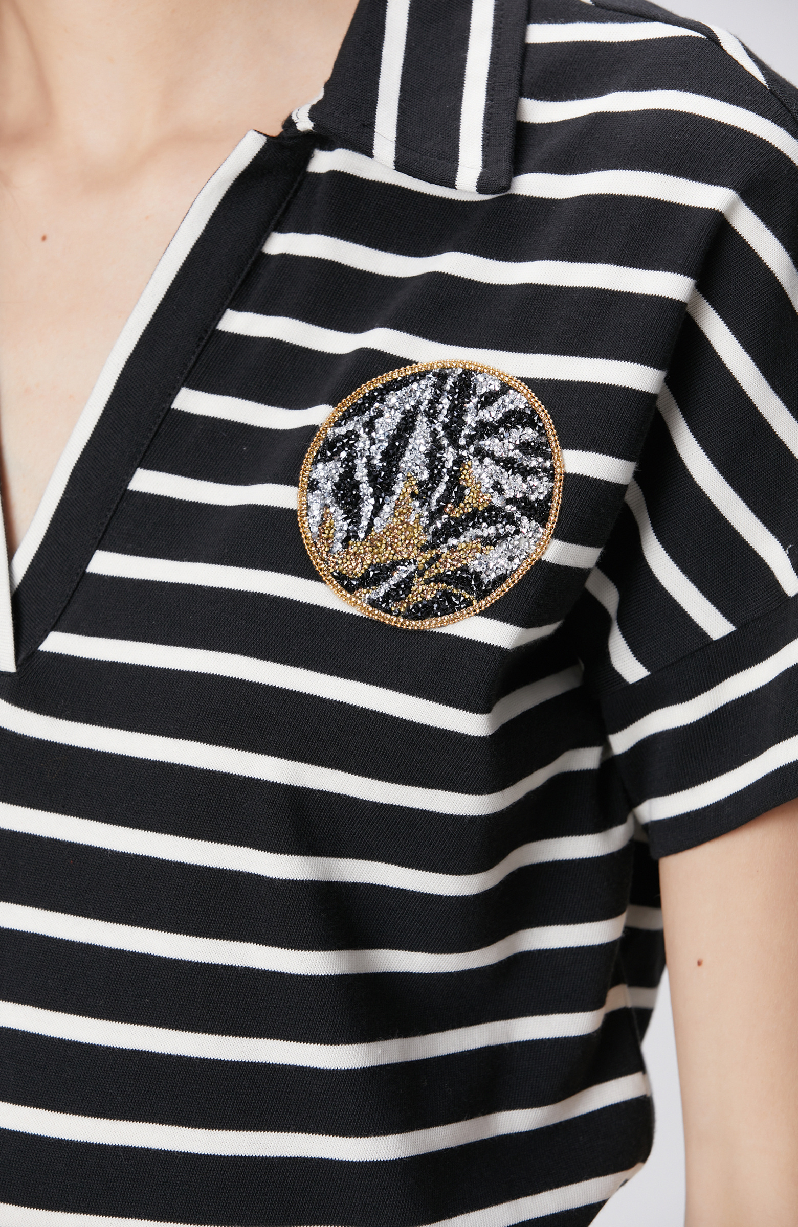 Siyah Kırık Beyaz Aksesuar Detaylı T-shirt