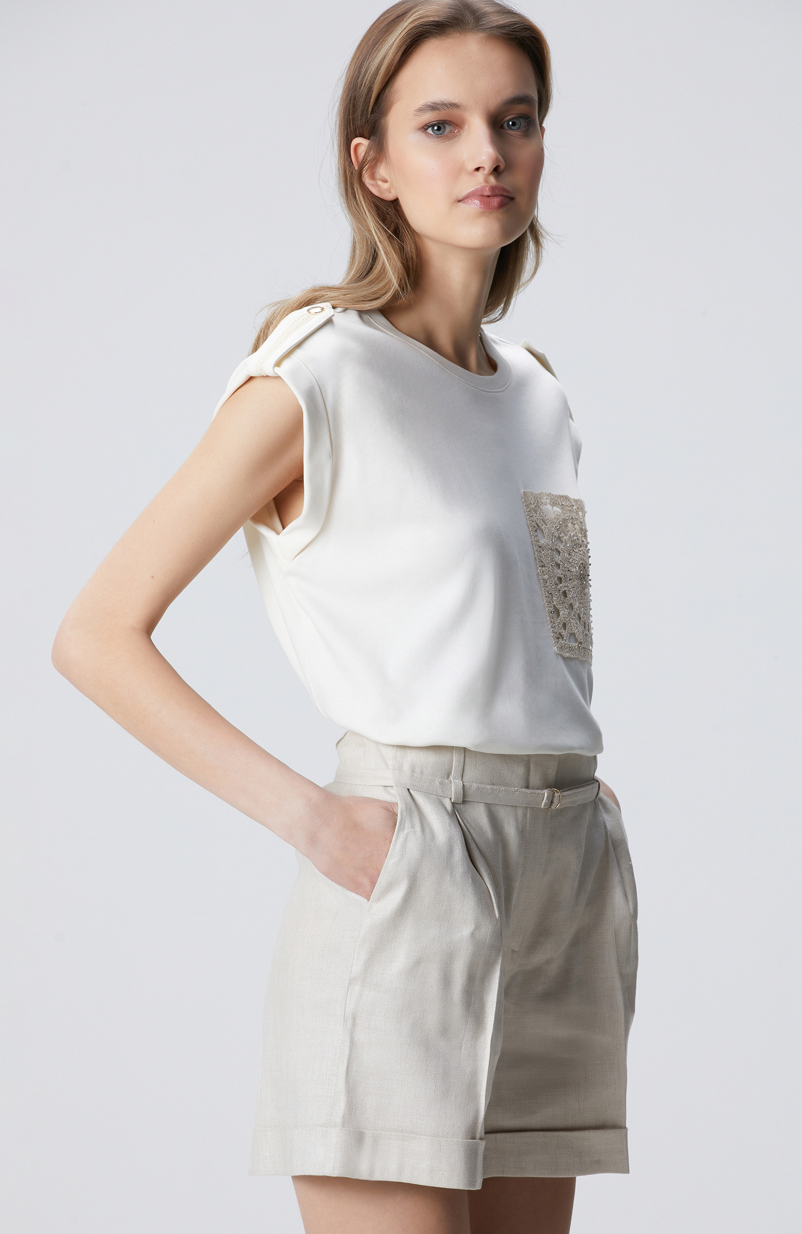 Kırık Beyaz Boncuk İşleme Cep Detaylı T-shirt