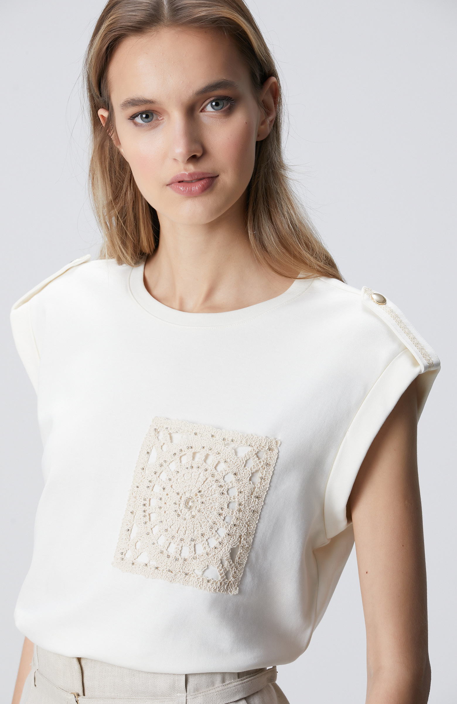 Kırık Beyaz Boncuk İşleme Cep Detaylı T-shirt