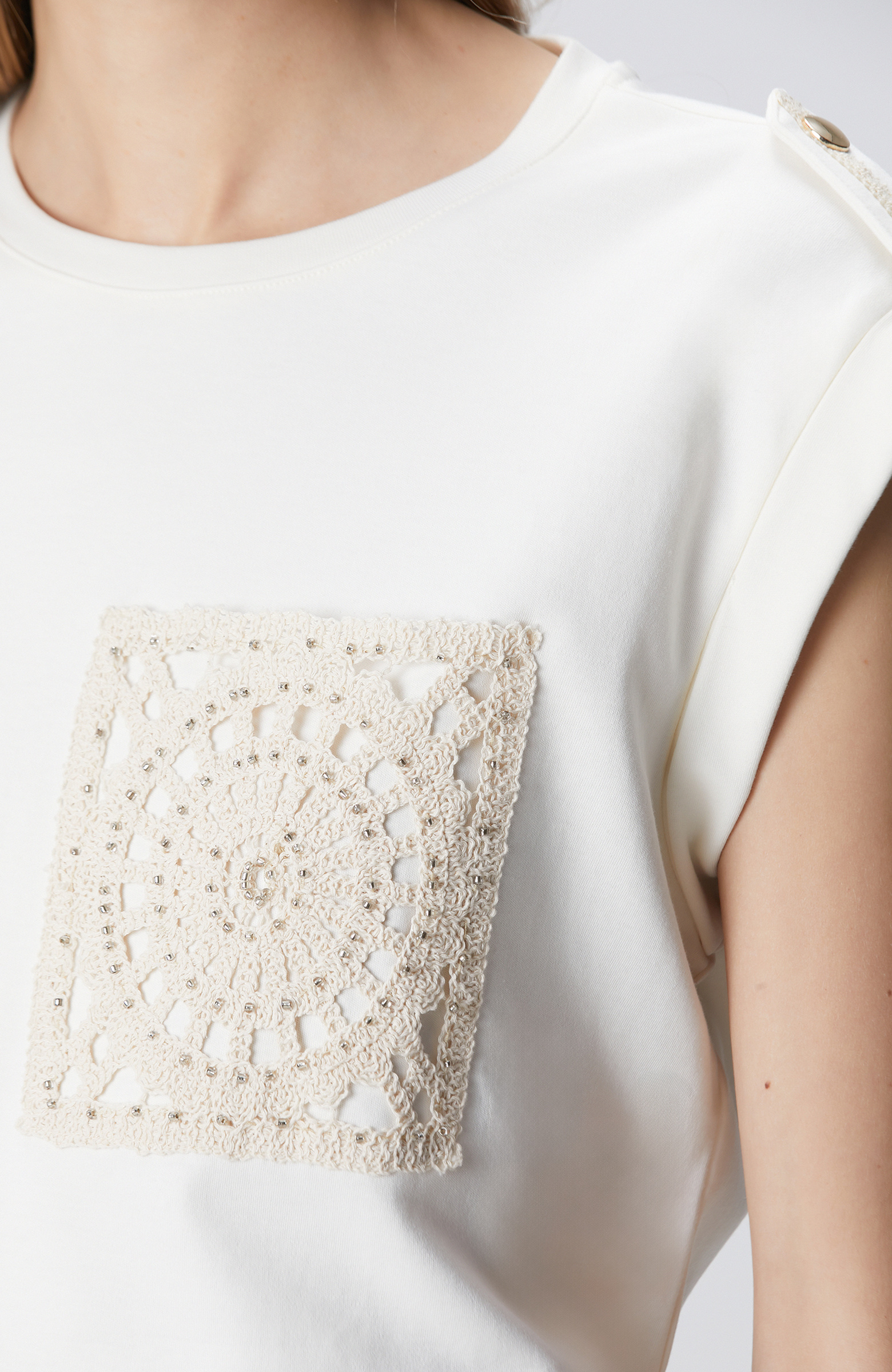 Kırık Beyaz Boncuk İşleme Cep Detaylı T-shirt