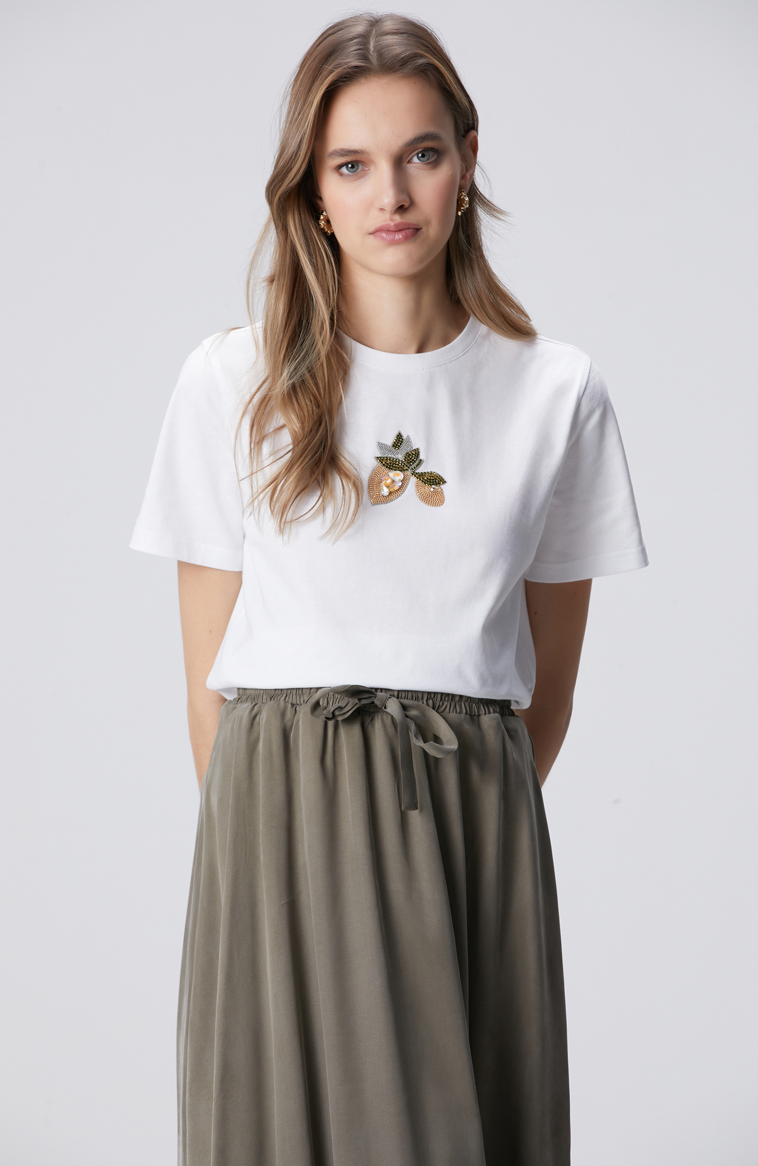 Beyaz Aplike Aksesuarlı T-shirt