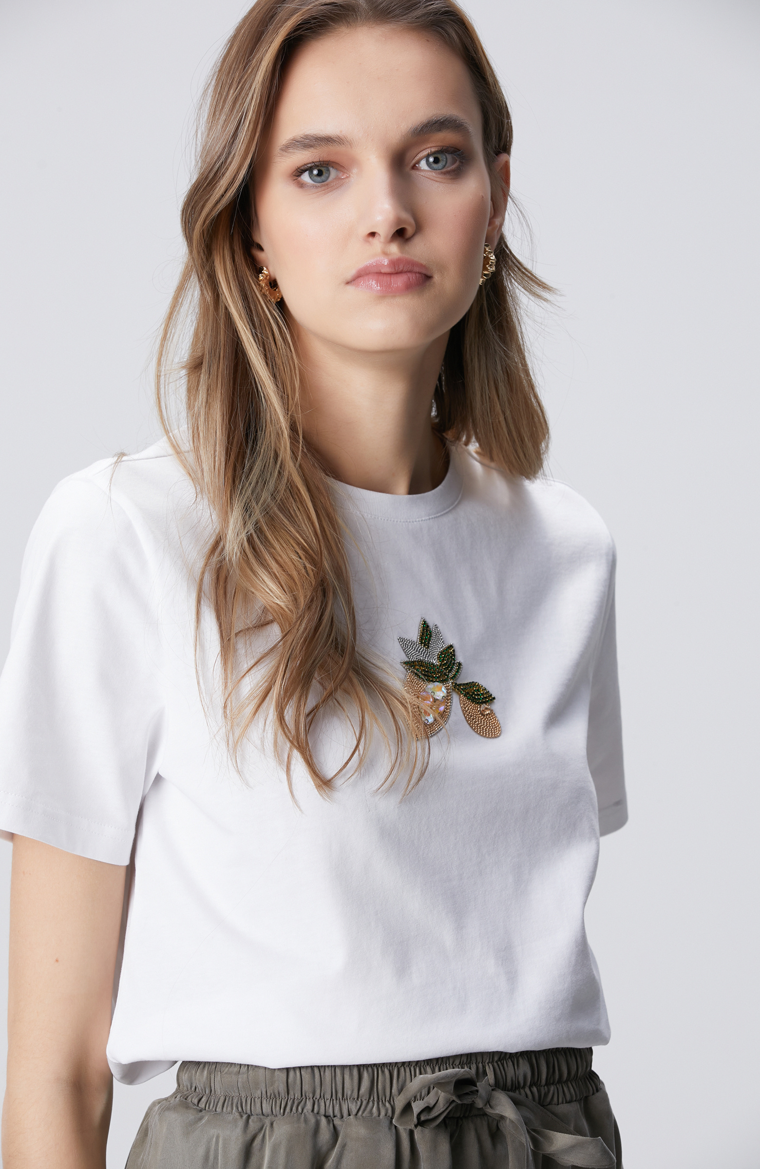 Beyaz Aplike Aksesuarlı T-shirt