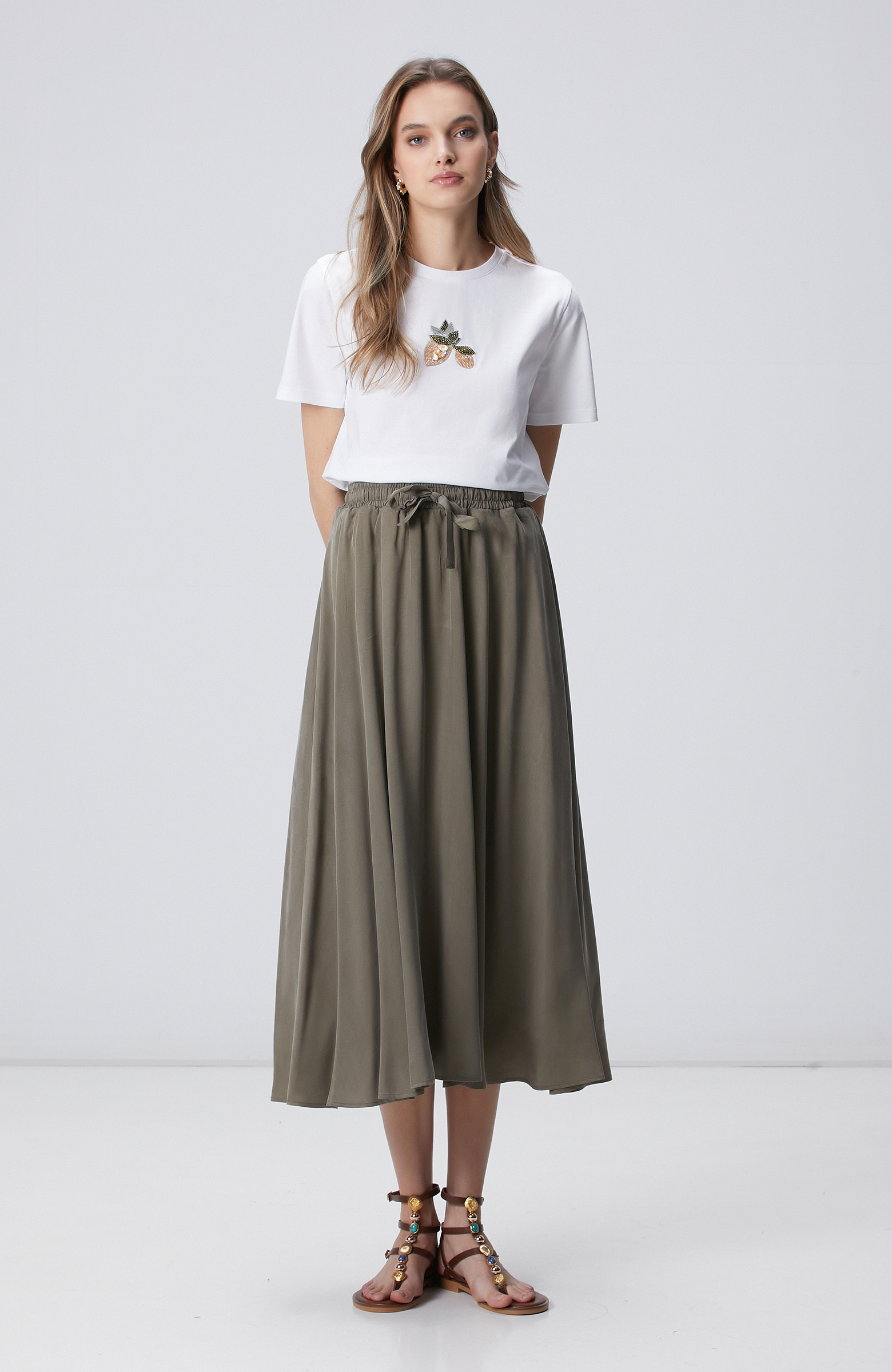 Beyaz Aplike Aksesuarlı T-shirt