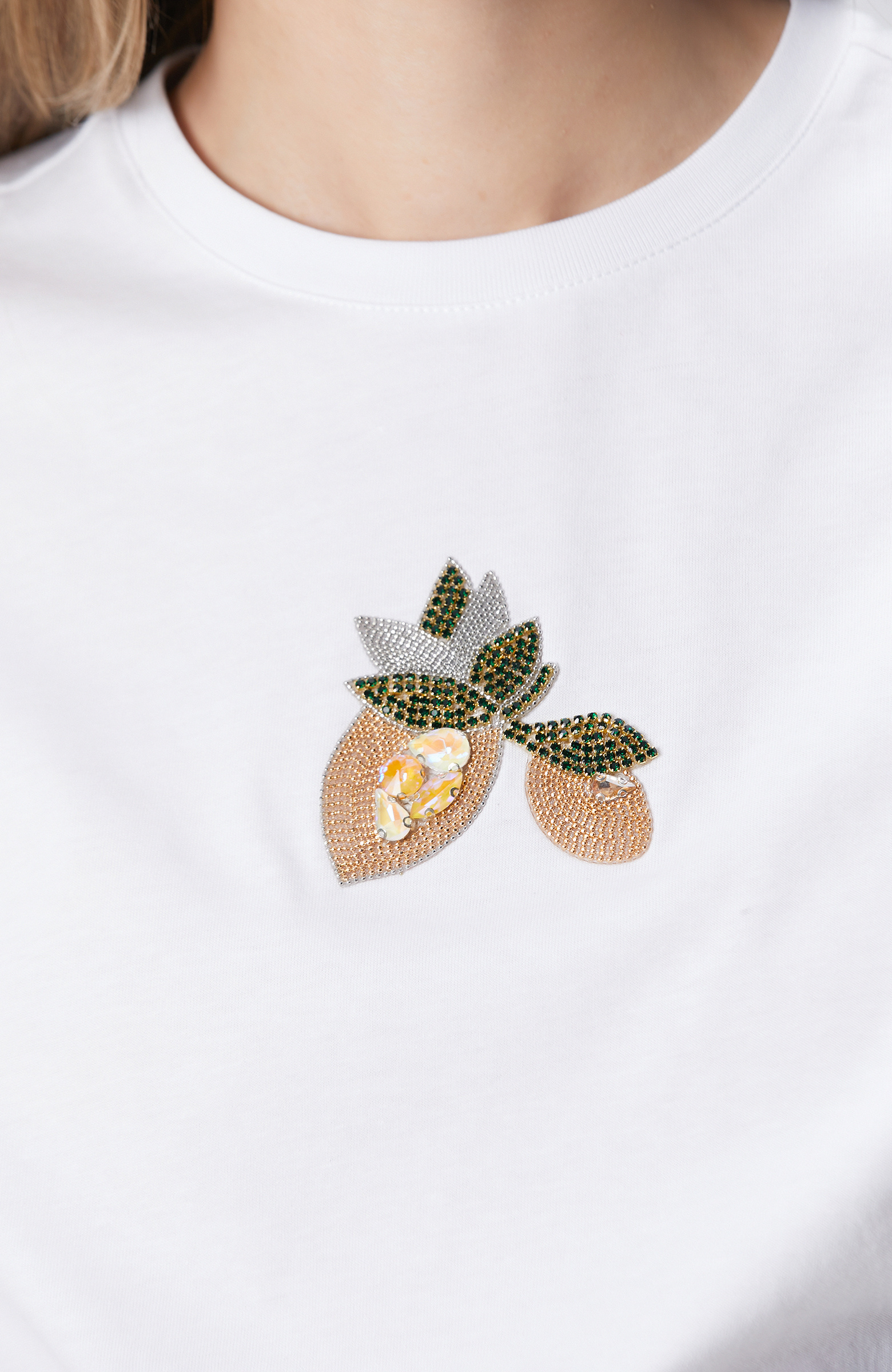 Beyaz Aplike Aksesuarlı T-shirt