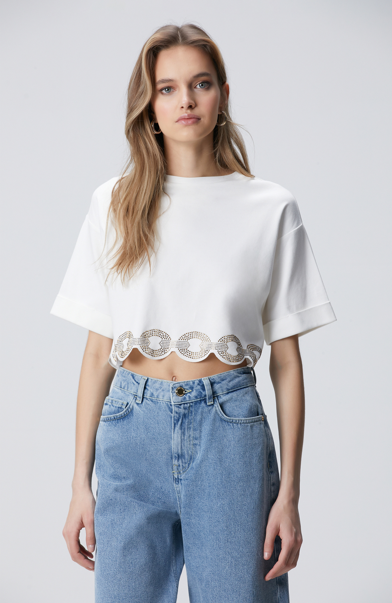 Kırık Beyaz Etek Ucu Taş Baskılı T-shirt