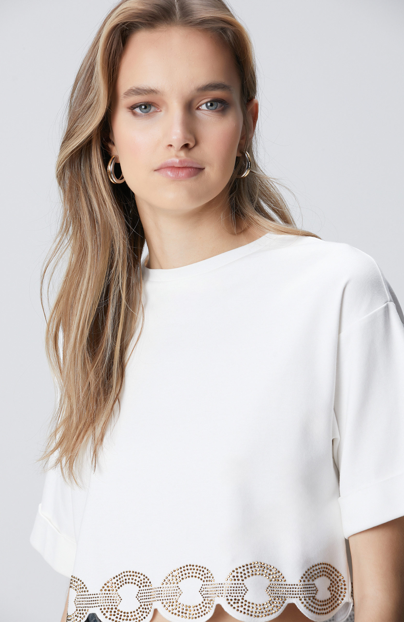 Kırık Beyaz Etek Ucu Taş Baskılı T-shirt