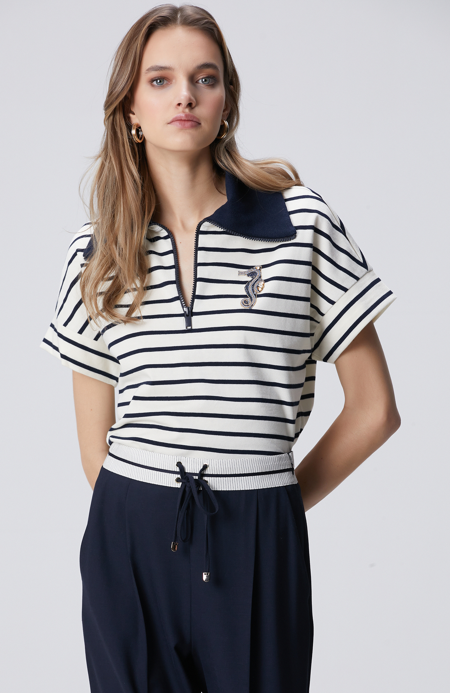 Lacivert Beyaz Aksesuarlı Fermuar Yaka T-shirt