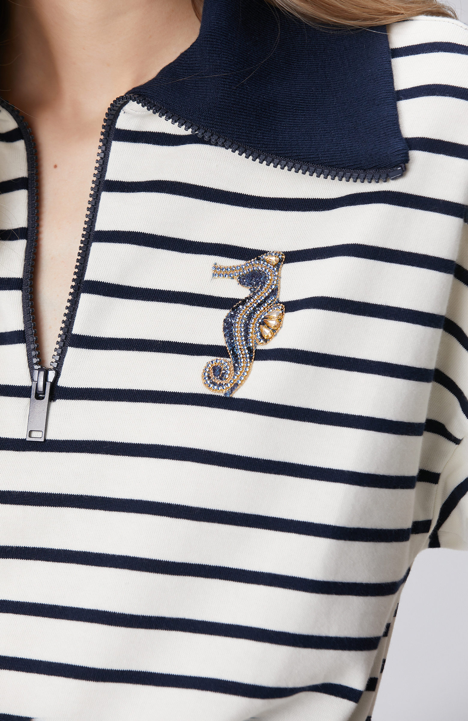 Lacivert Beyaz Aksesuarlı Fermuar Yaka T-shirt