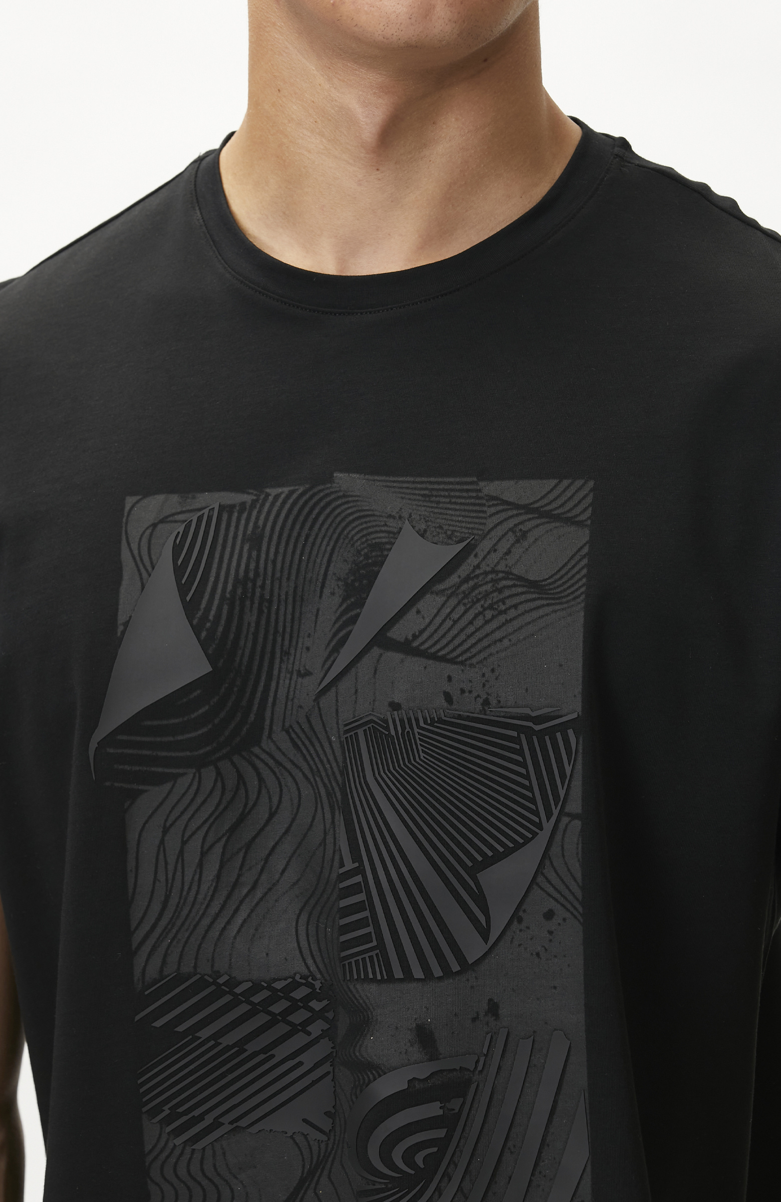 Siyah Enjeksiyon Baskılı T-shirt