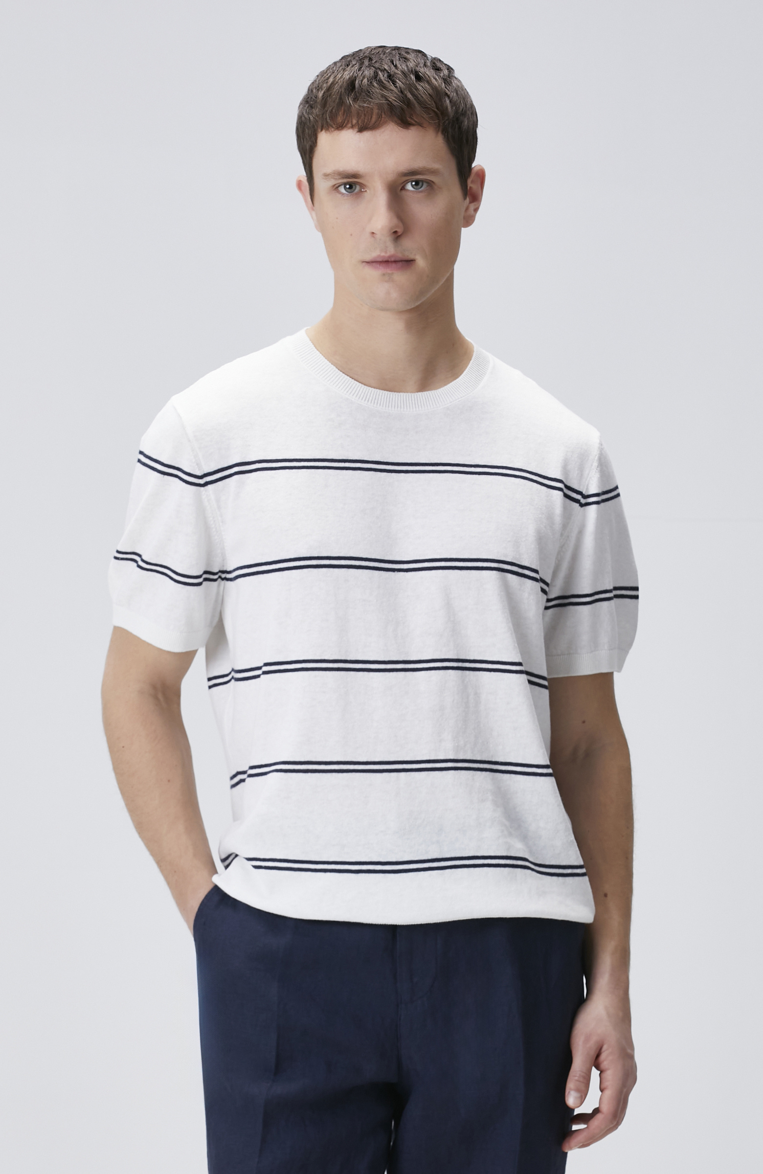 Beyaz Çizgili Keten Karışımlı Triko Kazak