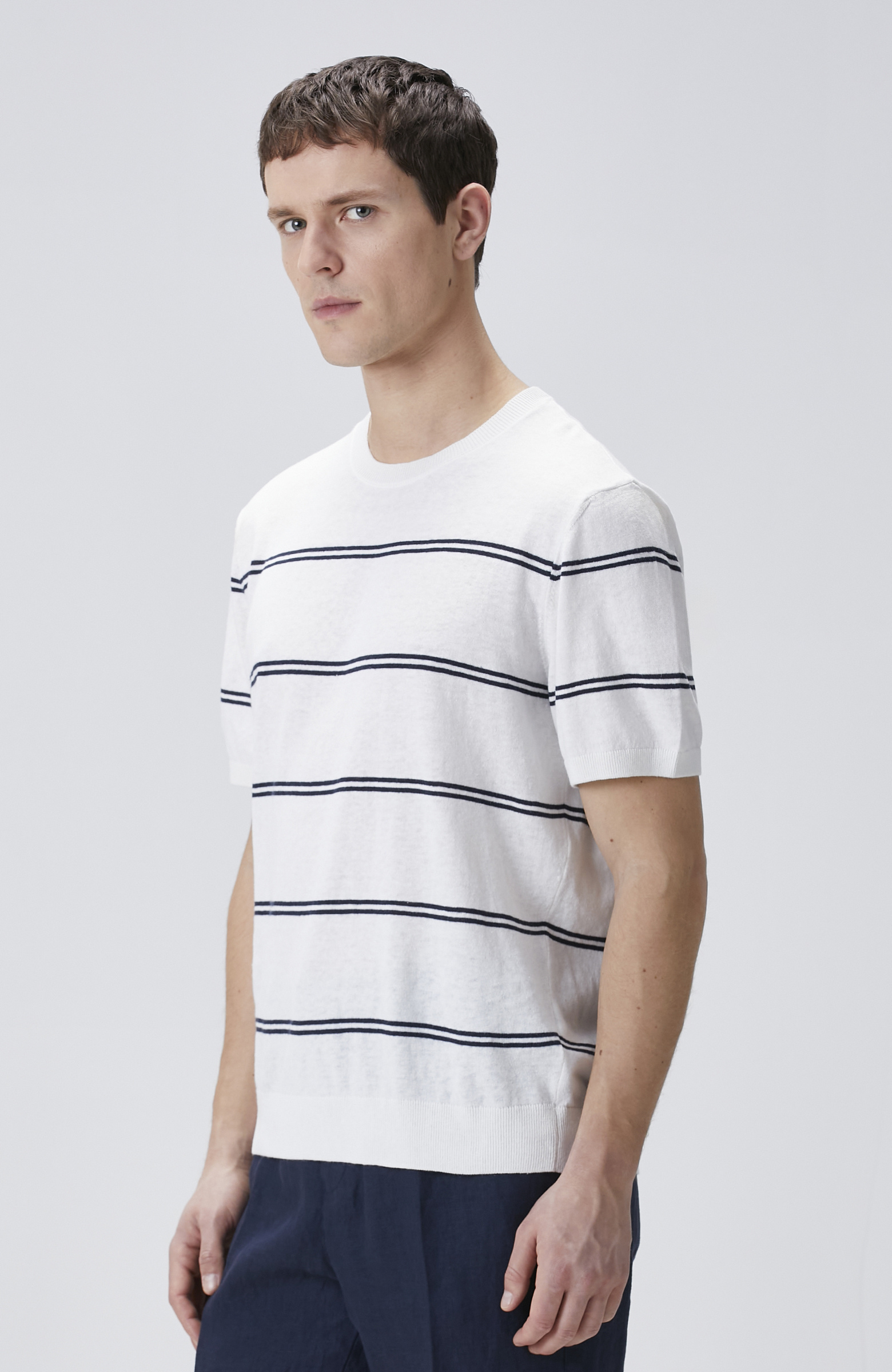 Beyaz Çizgili Keten Karışımlı Triko Kazak