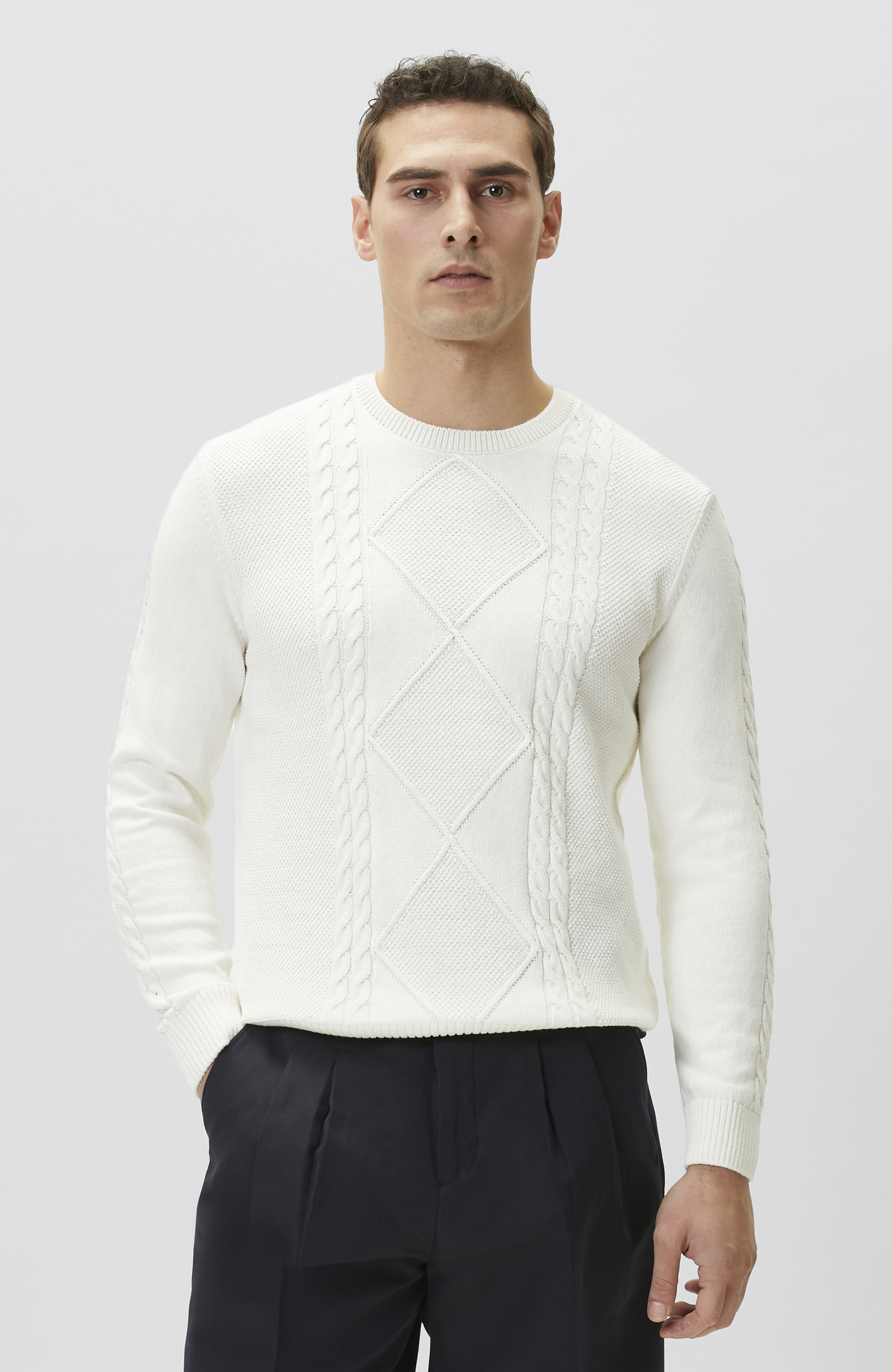 Beyaz Saç Örgü Detaylı Triko Kazak