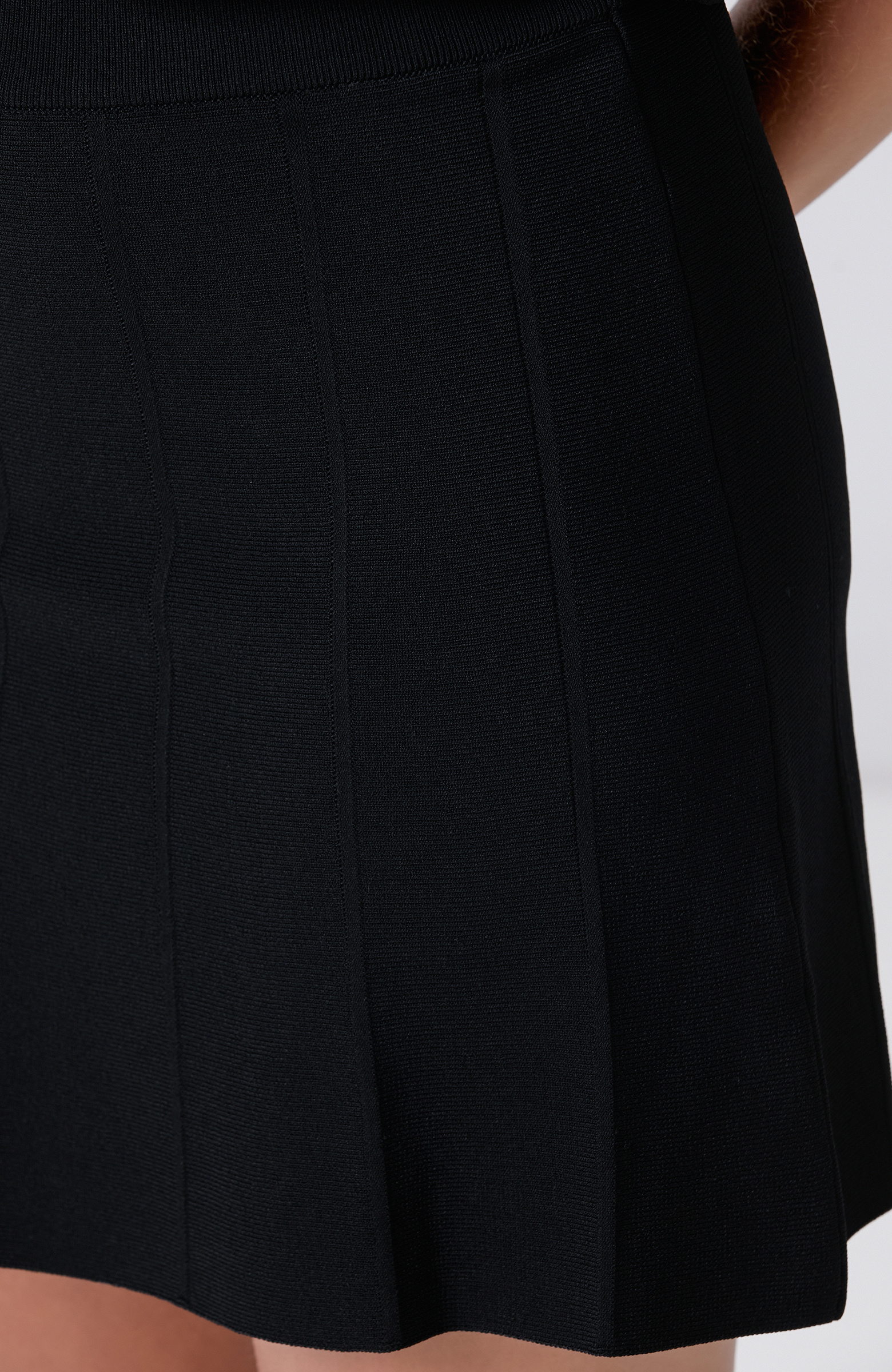 Siyah Jakar Detaylı Mini Rayon Etek