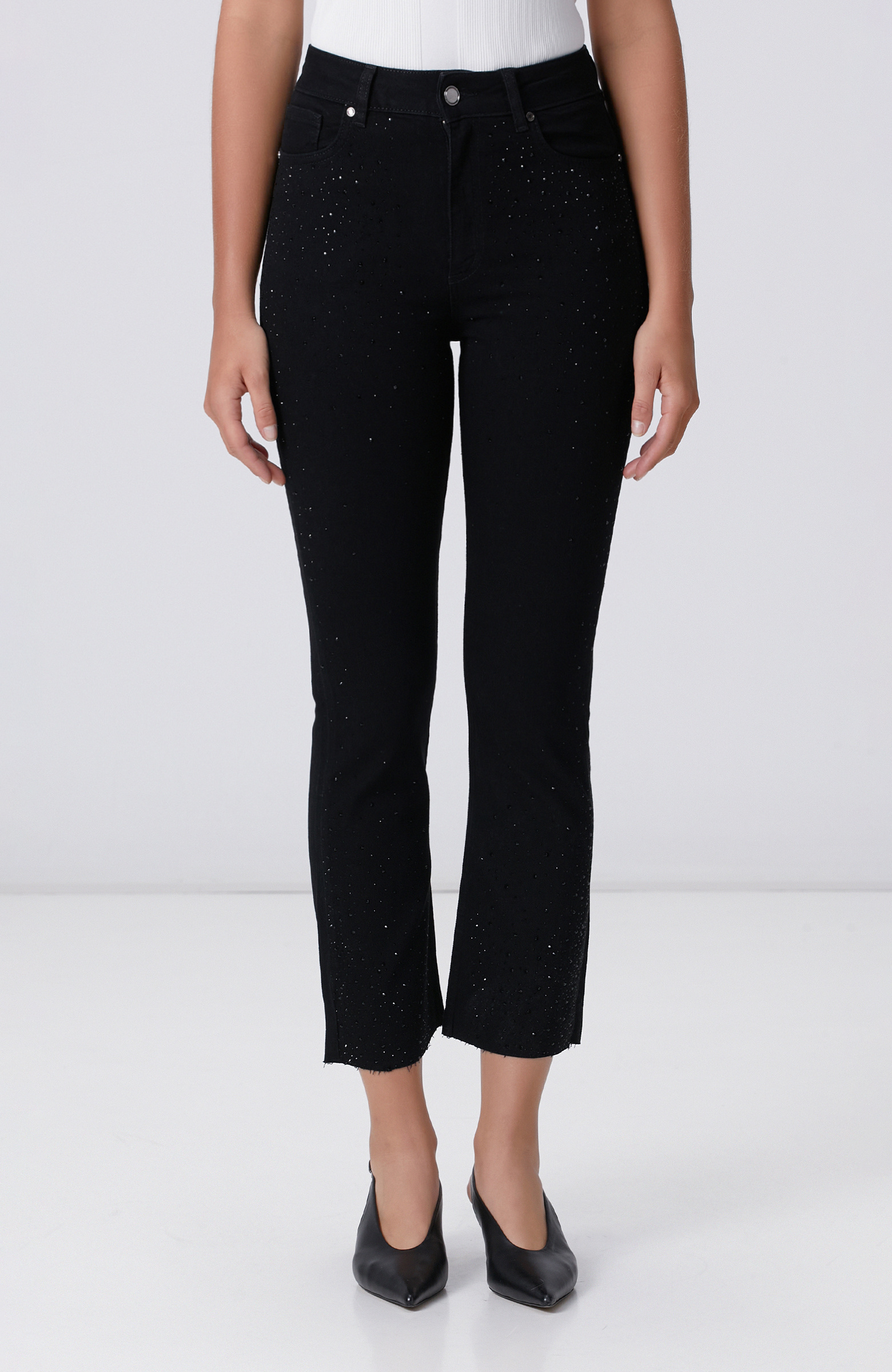 Siyah Kesik Paça Detaylı Taş Baskı Denim Pantolon