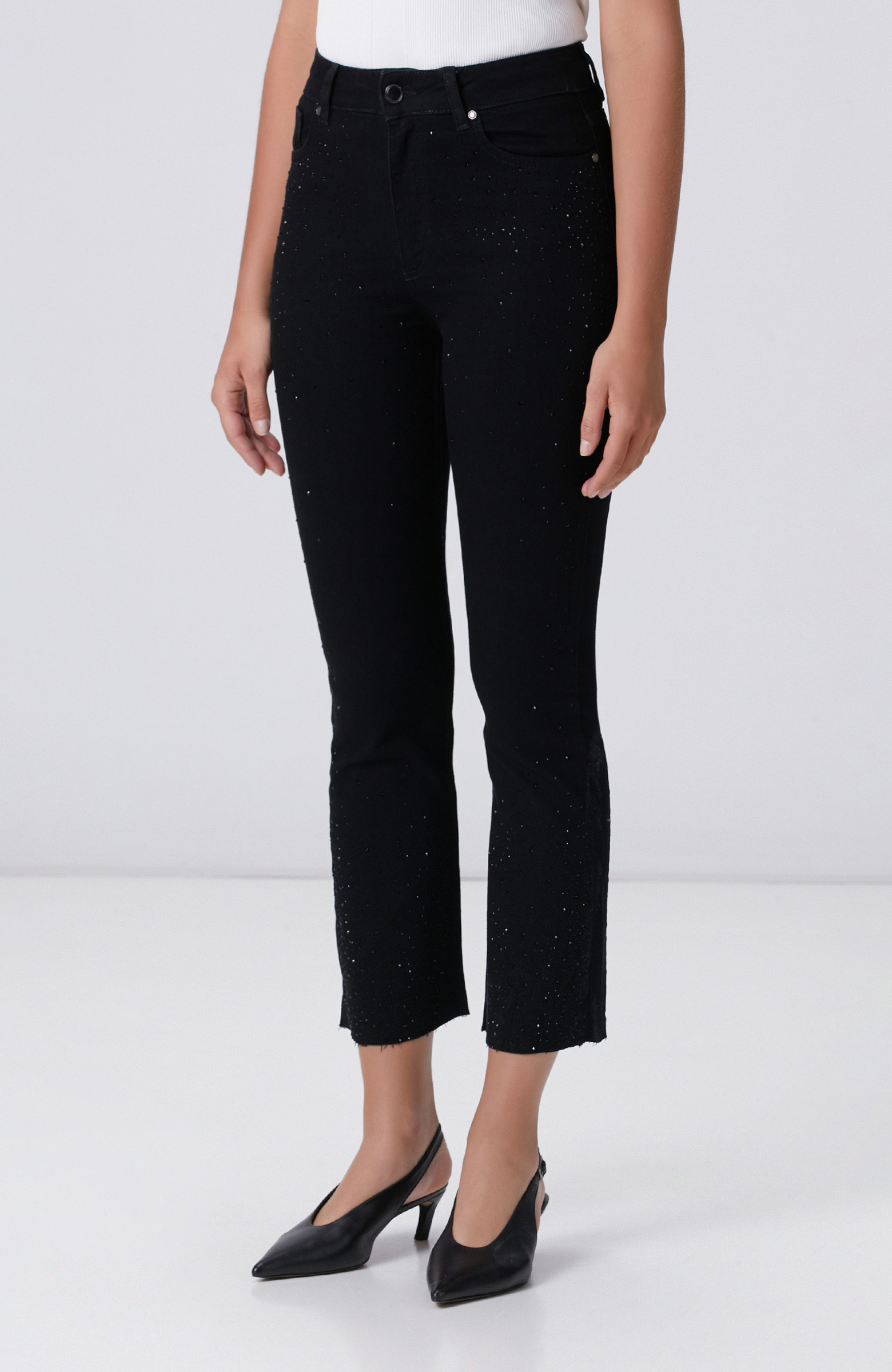 Siyah Kesik Paça Detaylı Taş Baskı Denim Pantolon