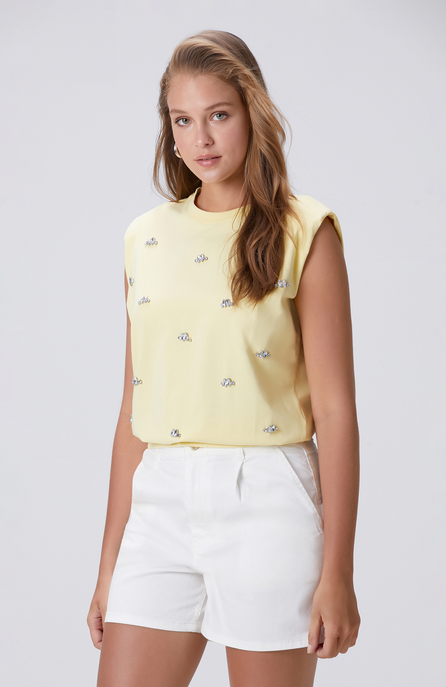 Sarı Bisiklet Yaka İri Taş Baskı Detaylı T-shirt