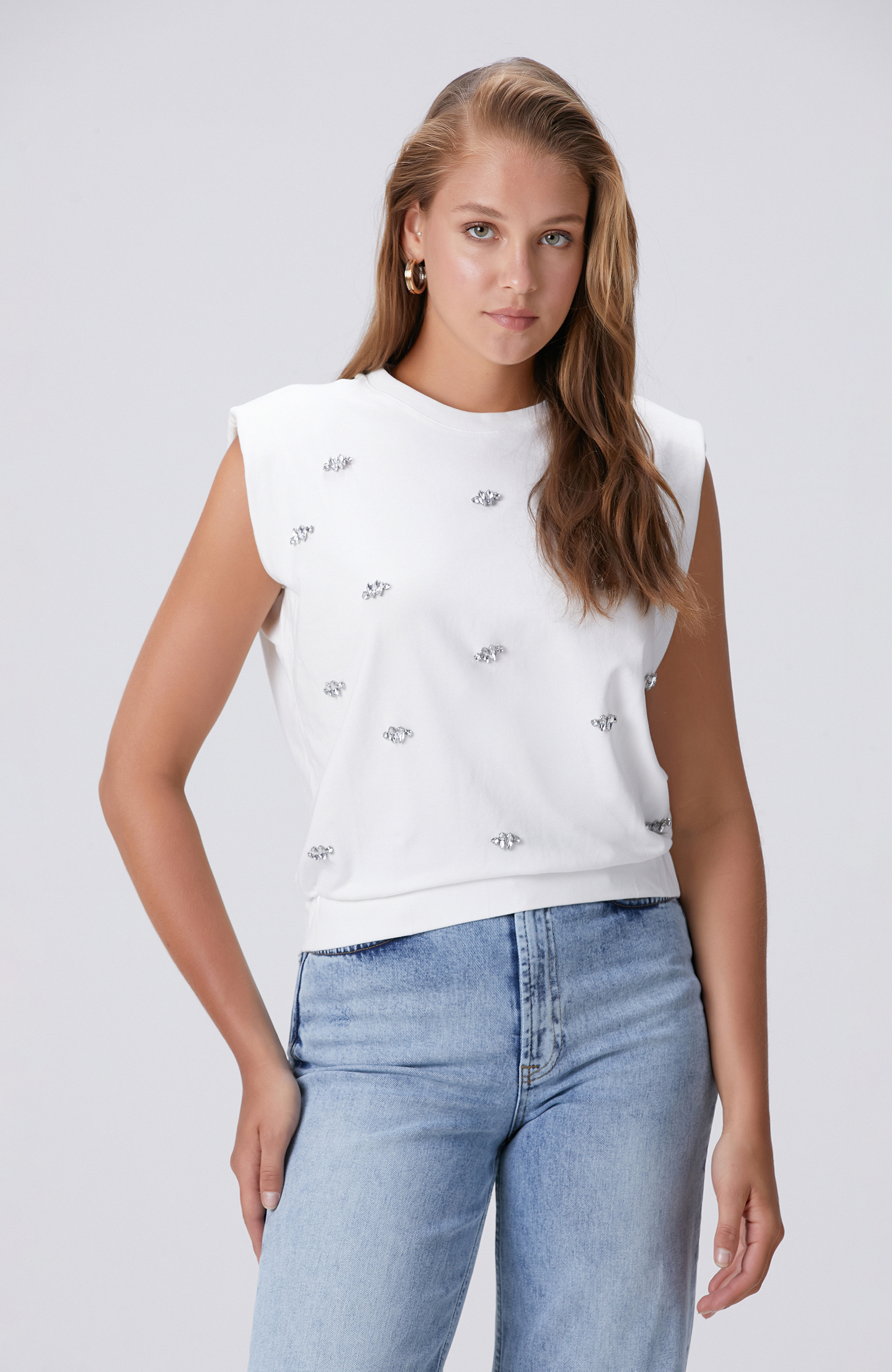 Kırık Beyaz İri Taş Baskı Detaylı T-shirt