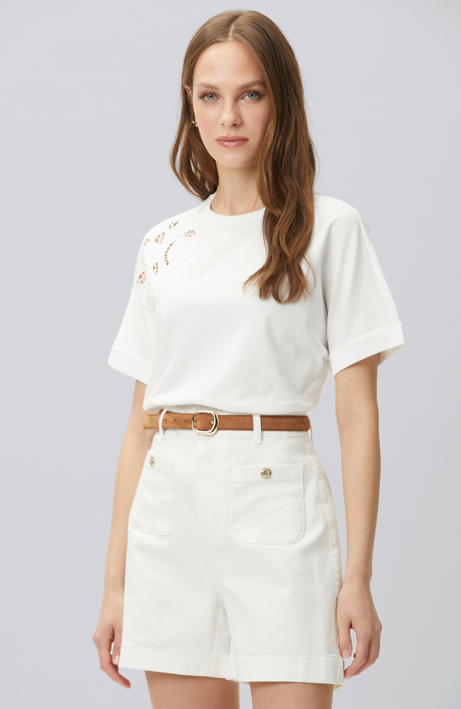 Kırık Beyaz Düşük Omuz Omzu Brode Detaylı T-shirt