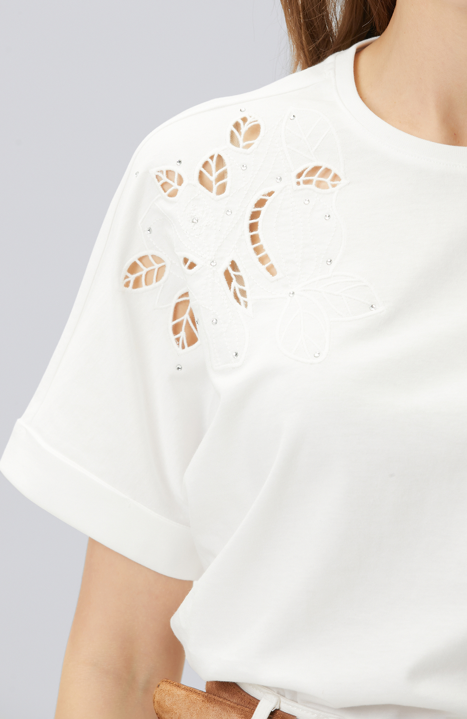 Kırık Beyaz Düşük Omuz Omzu Brode Detaylı T-shirt