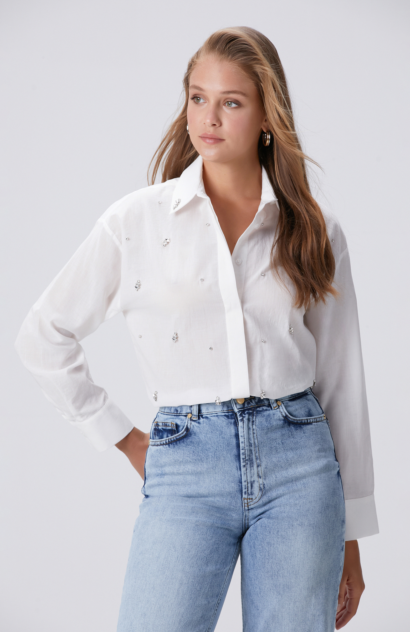 Beyaz Dağınık Taş İşlemeli Cep Detaylı Gömlek