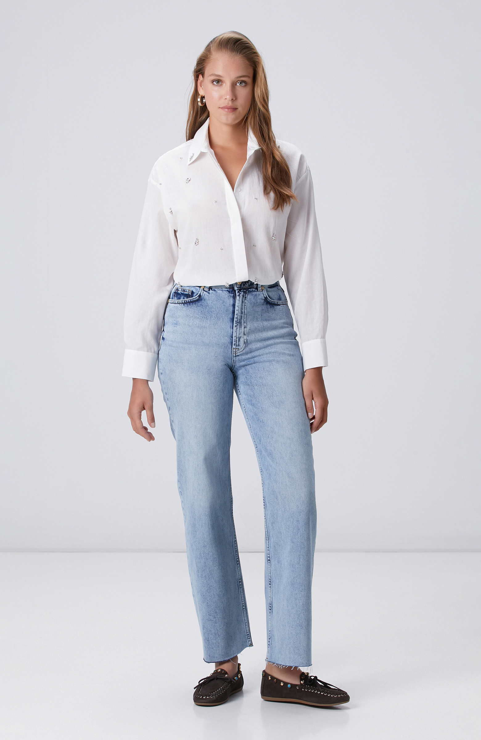 Beyaz Dağınık Taş İşlemeli Cep Detaylı Gömlek