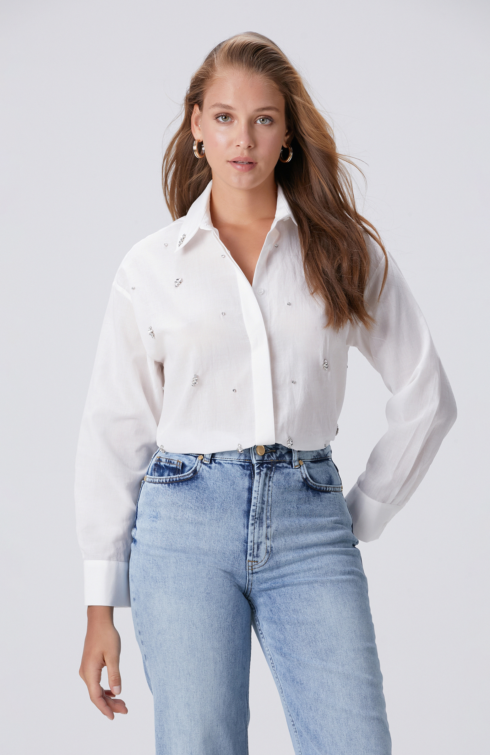 Beyaz Dağınık Taş İşlemeli Cep Detaylı Gömlek