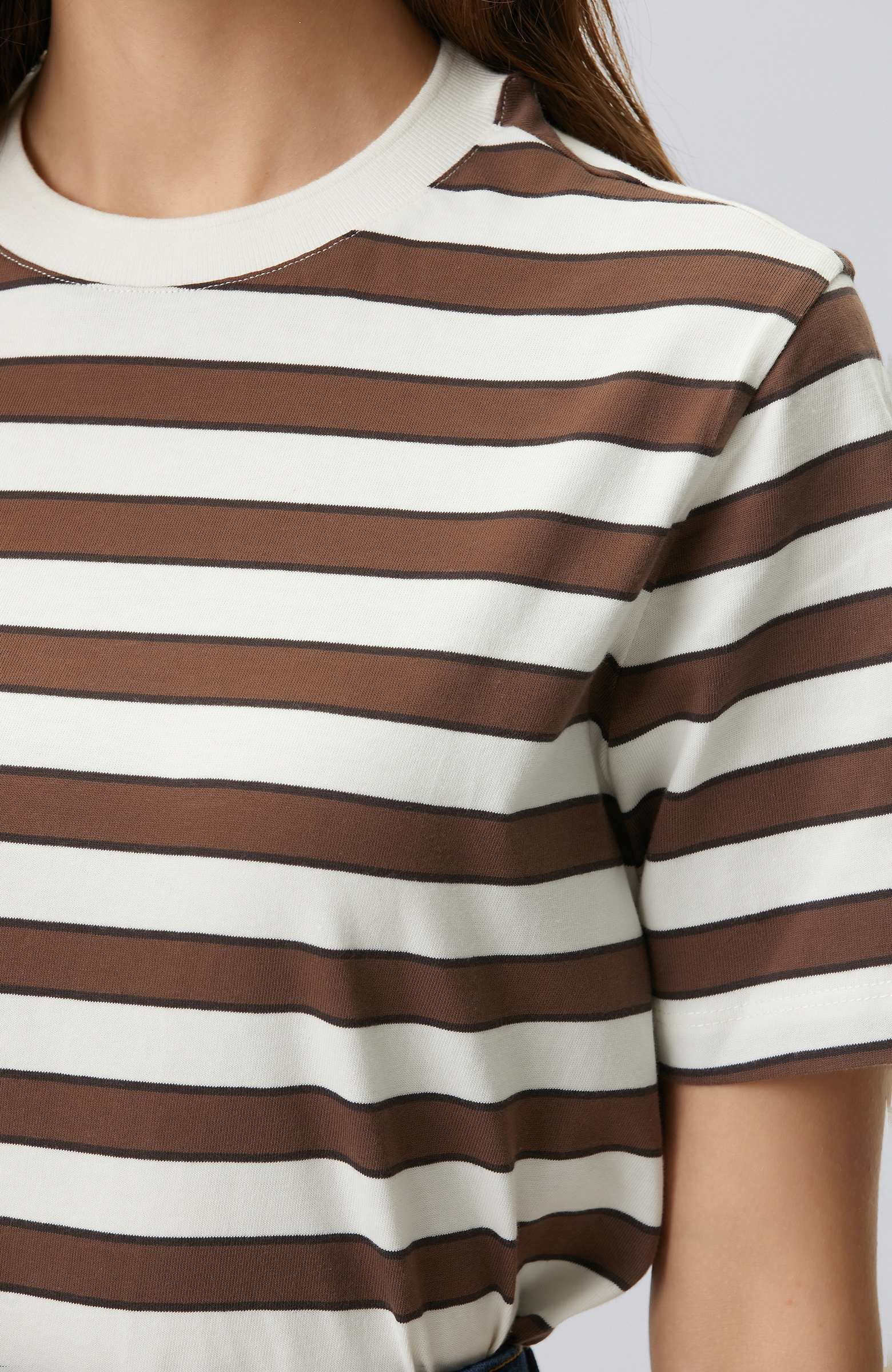 Kahve Beyaz Bisiklet Yaka Çizgi Raporlu T-shirt