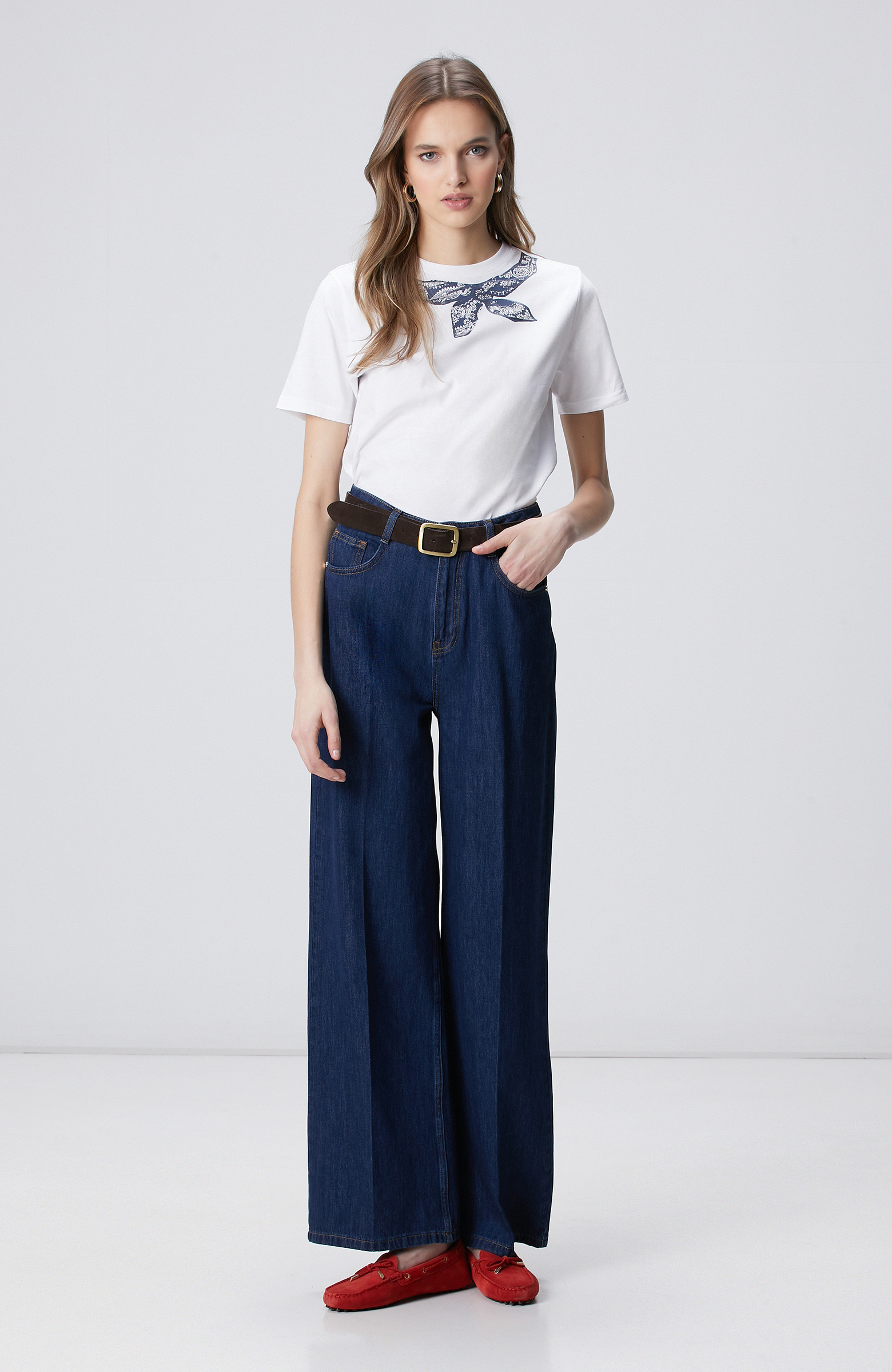 Beyaz Yaka Şal Desen Baskılı T-shirt