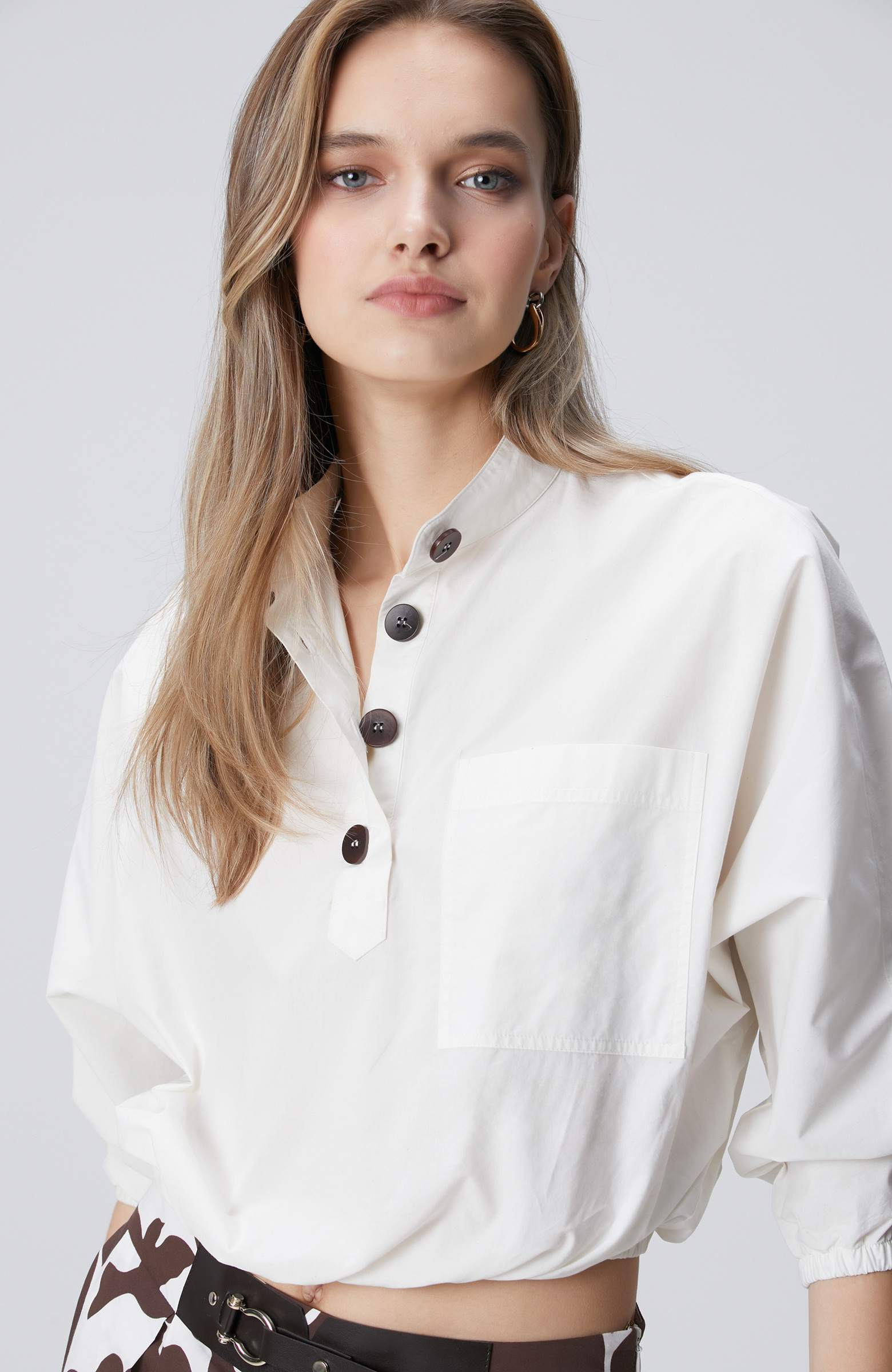 Kırık Beyaz Dik Yaka Bluz