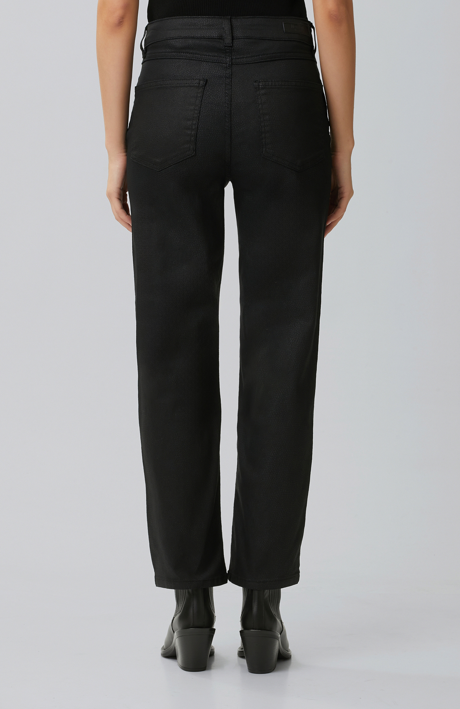 Siyah Kaplamalı Casual Pantolon