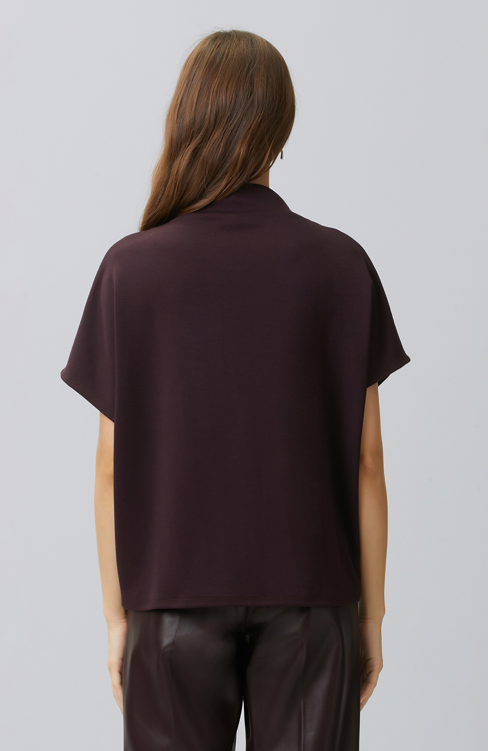 Yaka Aksesuar Detaylı T-shirt