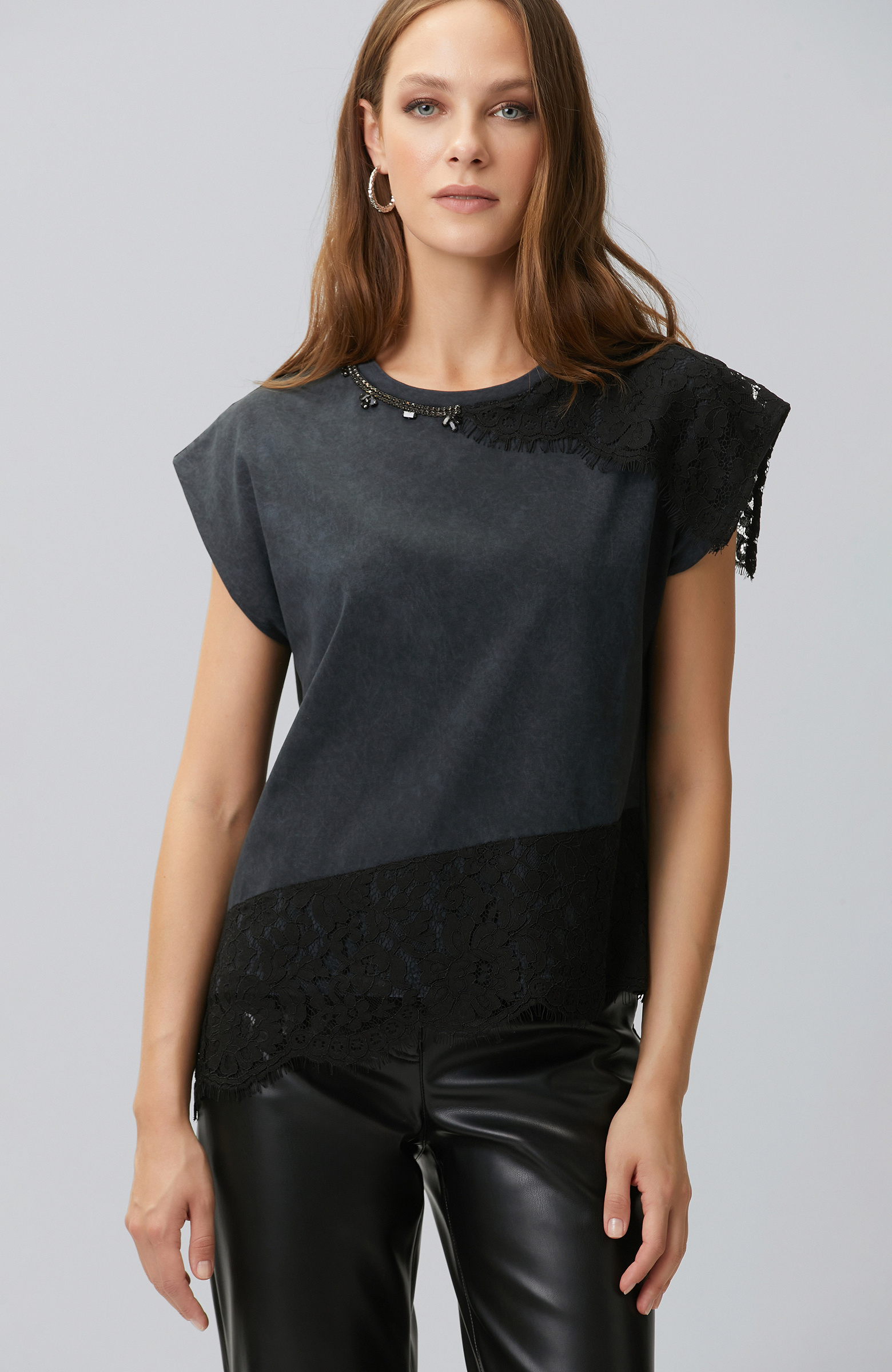 Antrasit Dantel Garni Detaylı T-shirt