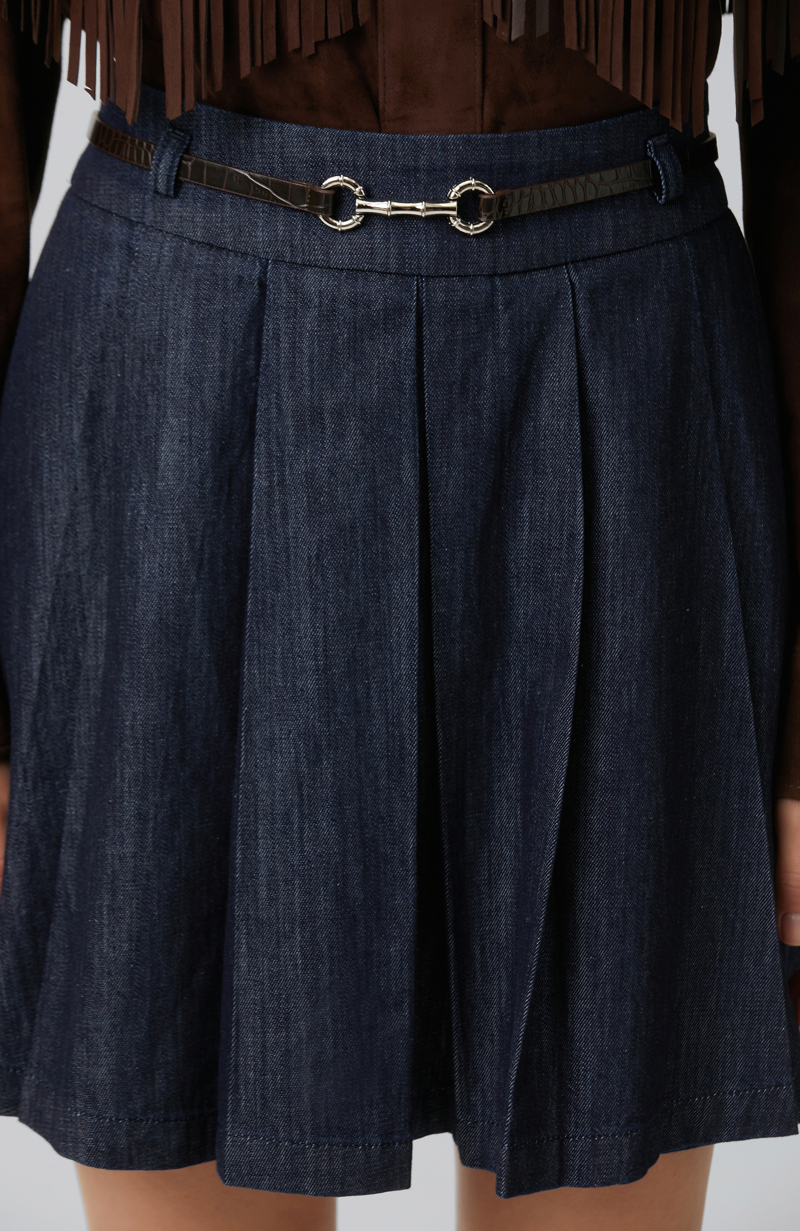 Slim Fit; Normal Bel; Cepsiz; Kemer Detaylı; Piliseli; Mini Denim Etek