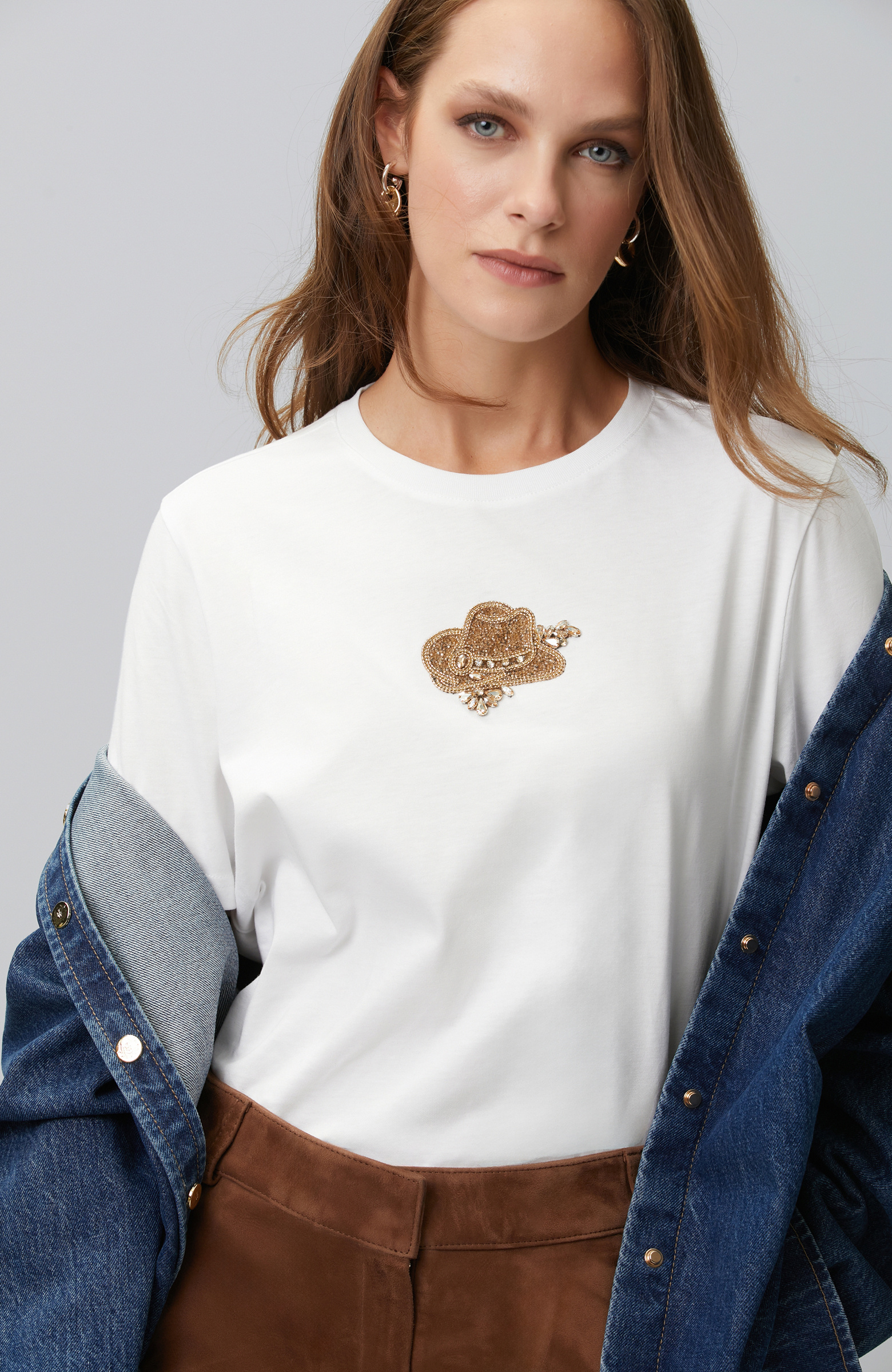 Kırık Beyaz Aplike Aksesuarlı T-shirt