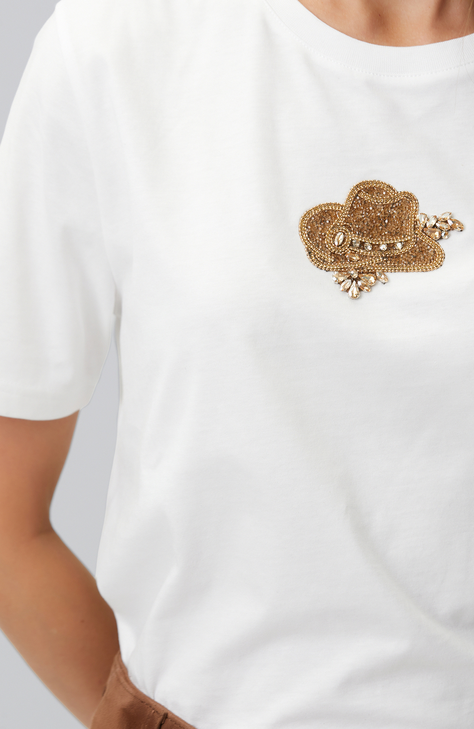 Kırık Beyaz Aplike Aksesuarlı T-shirt
