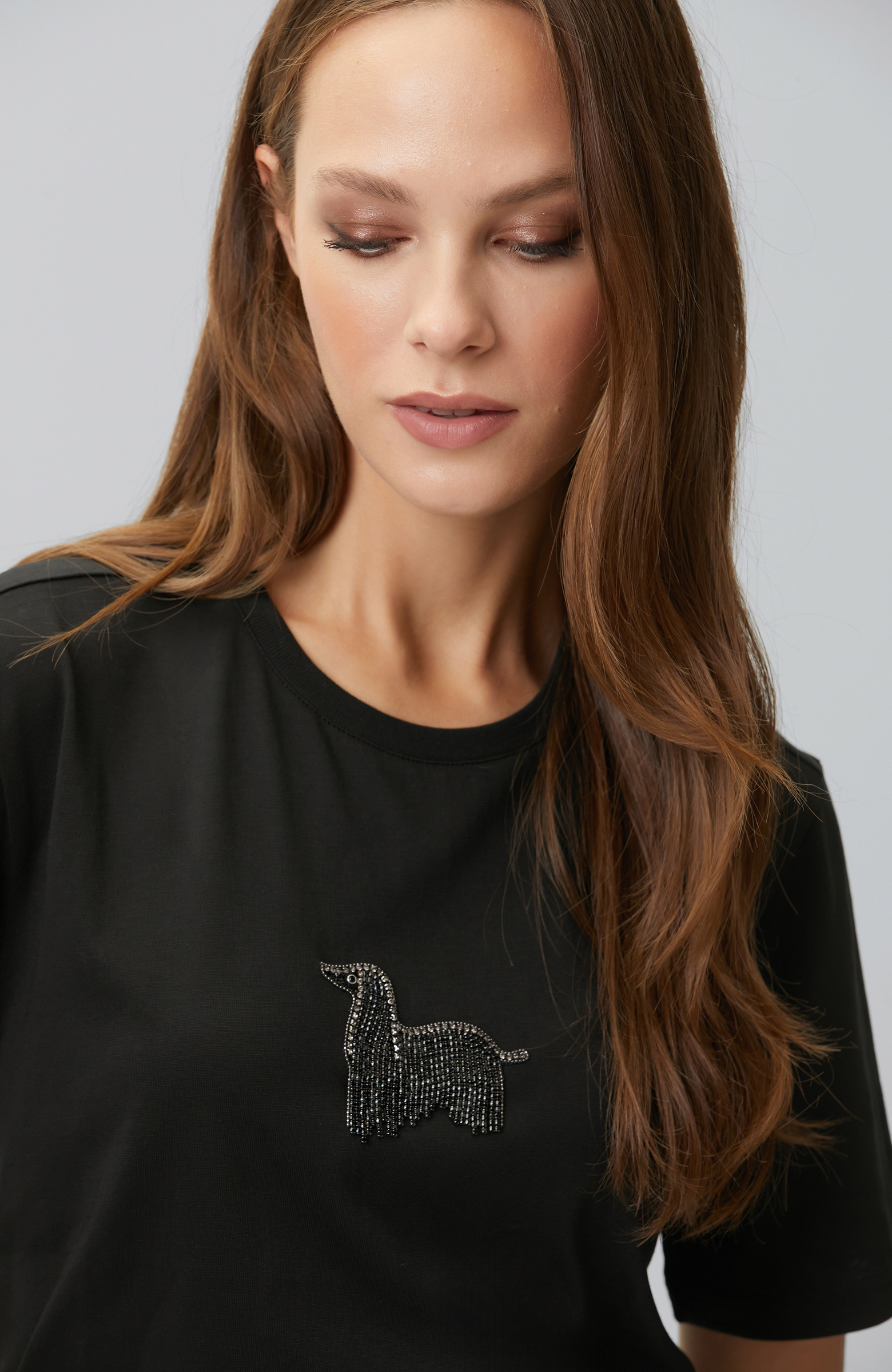 Siyah Aplike Aksesuarlı T-shirt